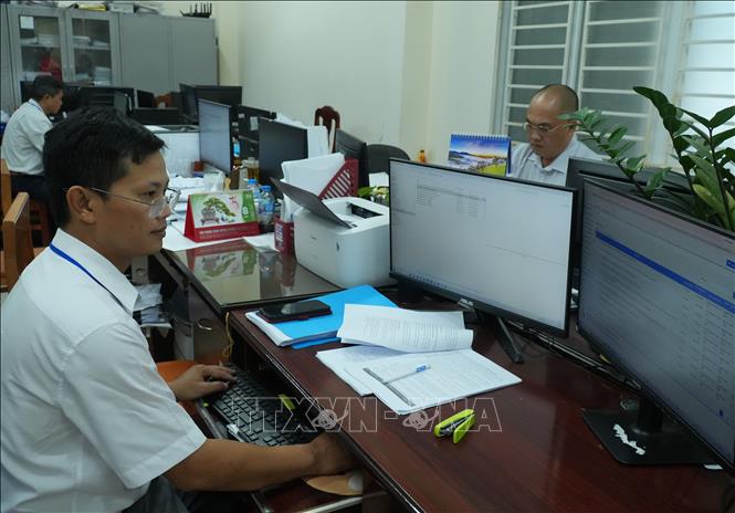 Khi phương thức làm việc thay đổi, cán bộ không thể chỉ dựa vào kinh nghiệm nghiệp vụ mà phải liên tục học để theo kịp công nghệ và đáp ứng yêu cầu phục vụ. (Ảnh: Hữu Duyên/TTXVN)